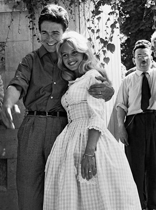 en-1959-lors-de-son-mariage-avec-jacques-charrier-brigitte-bardot-relance-la-mode-du-tissu-vichy